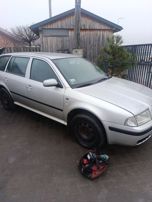 Бампер решітка Шкода Октавія тур оригінал капот