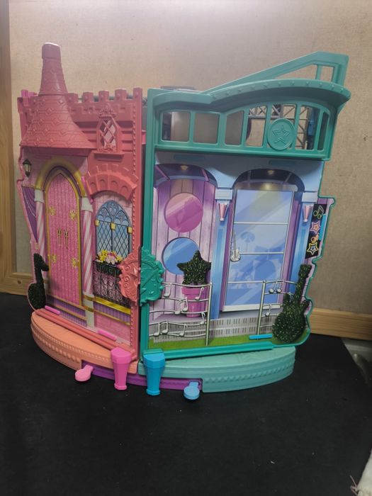 Barbie Rock 'n Royals Palco e Acampamento 2 em 1
Dê vida à magia do fi