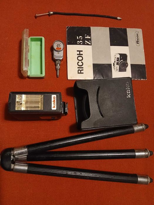 Máquina fotográfica vintage Ricoh 35 zf