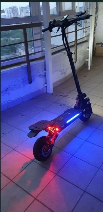 Электросамокат ,, LIKE. BIKE SOLO " , с багажником .