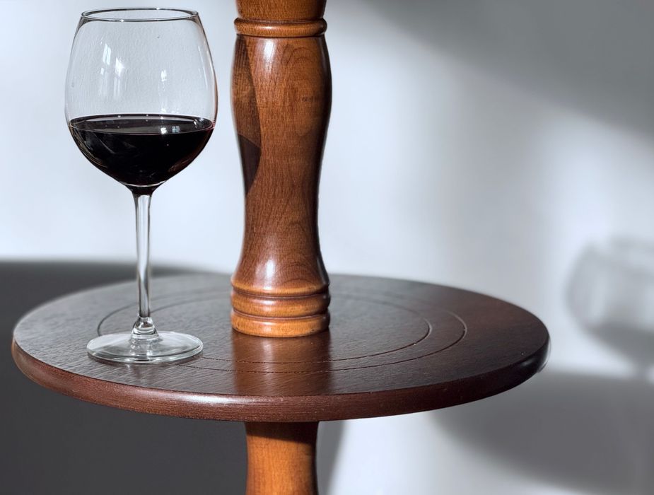 Lampa podłogowa ze stojakiem na wino i ręcznie szytym abażurem