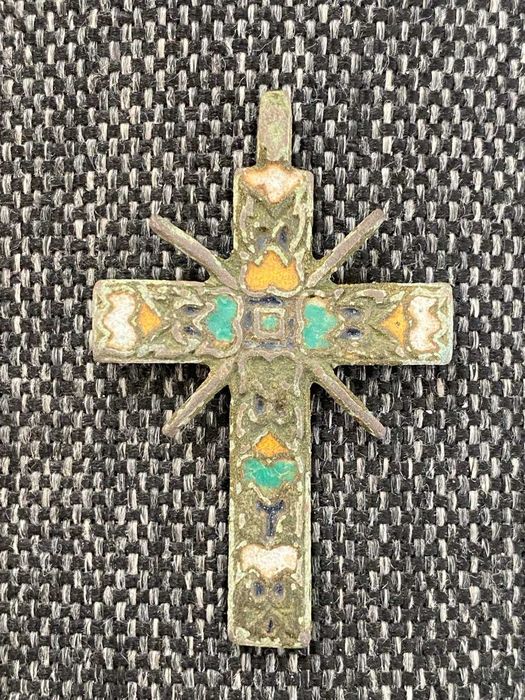 Brązowy, emaliowany krzyż  z XVIII wieku.