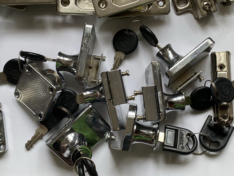 Замок мебельный , петли ДВП/Стекло