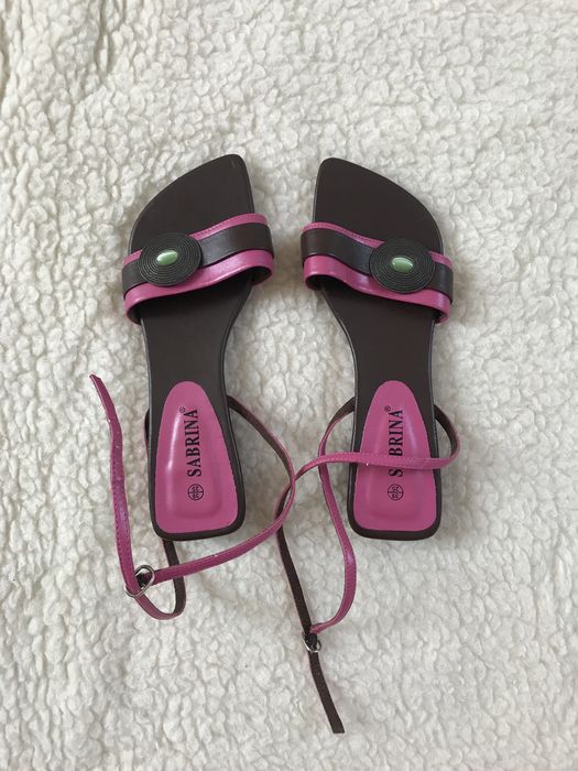 Eleganckie różowo-brązowe sandały buty na lato na niskim obcasie