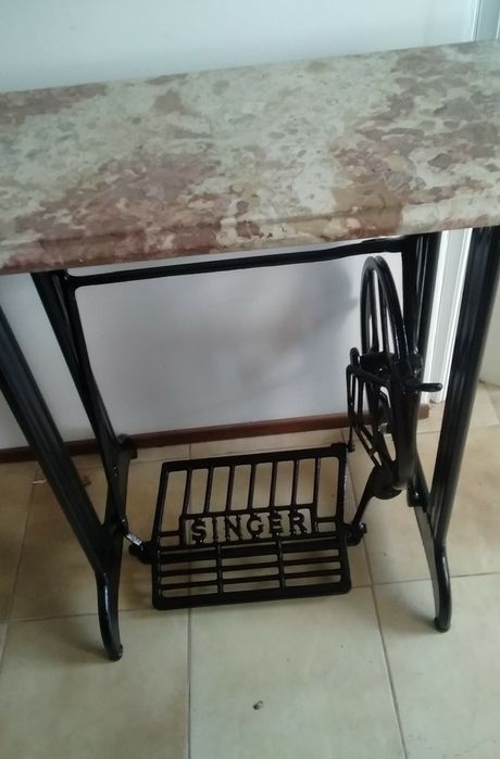 Mesa em ferro com tampo em pedra