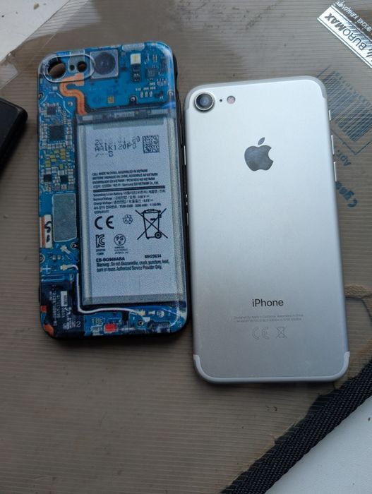 обмін двох телефонів: iPhone 7 та Sony Xperia M2.