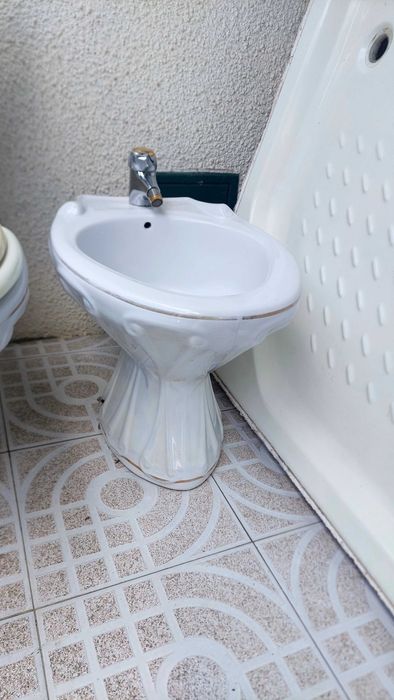 Conjunto de casa de banho (sanita, autoclismo, bidé e base de duche)