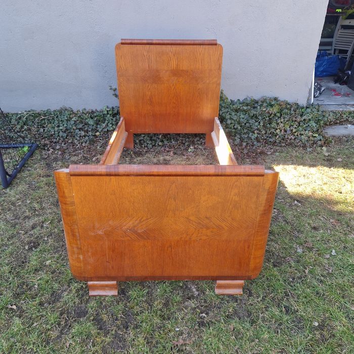 Stare łóżko Art deco.