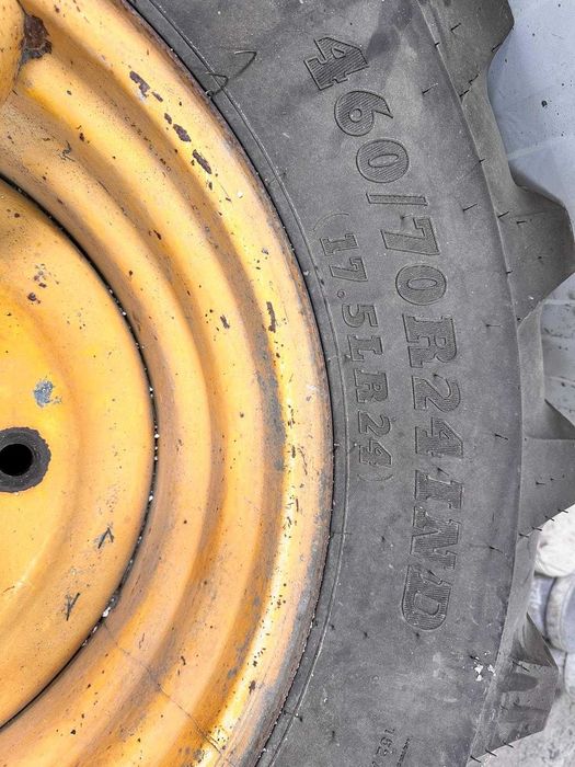 Pneus e jantes de máquina industrial