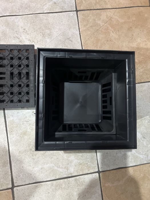 Studzienka plastikowa 250x250 z koszem i pokrywą