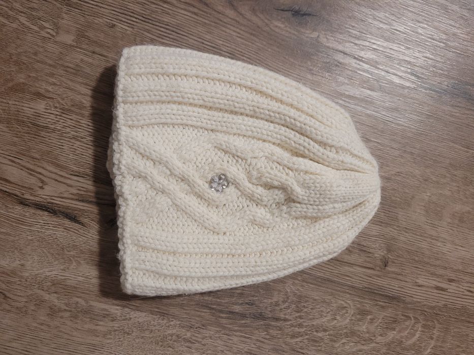 Kremowa czapka zimowa