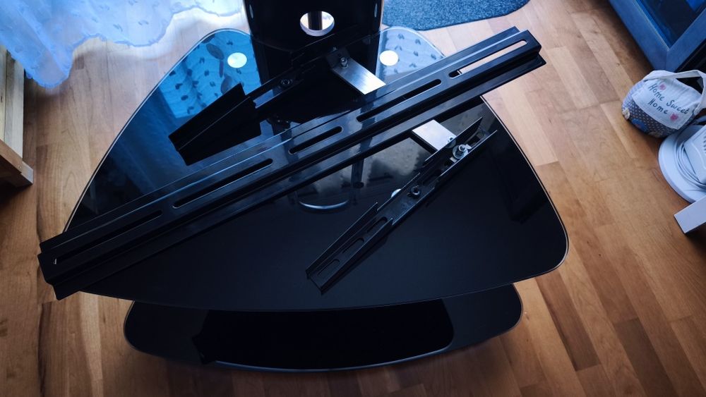 Móvel e suporte para TV e aparelhos e box. Prateleiras em vidro escurecido, muito elegante!