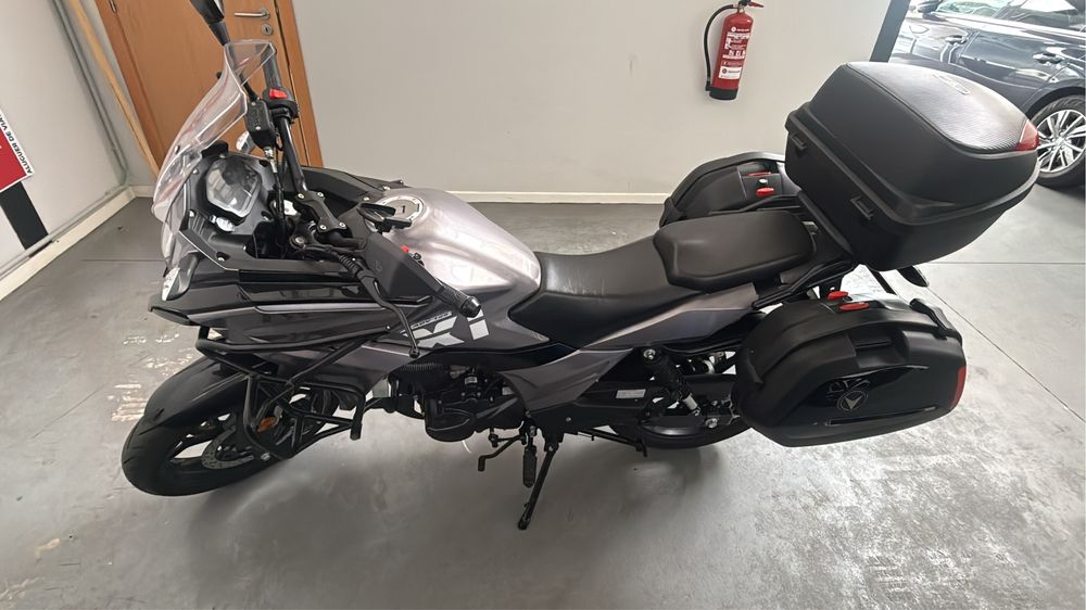 Chega de trânsito! A tua moto económica para o dia a dia