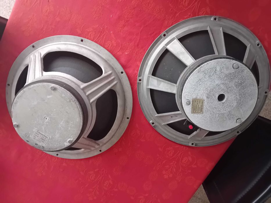 Alto-falantes de 18 polegadas.