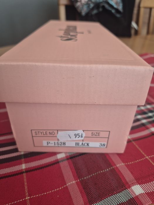 Piękne nowe buty damskie