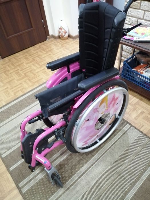 Wózek inwalidzki dla dziewczynki