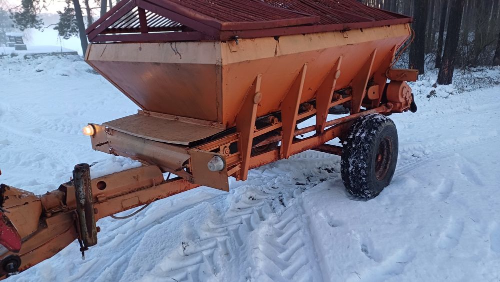 Rozsiewacz do wapna piasku soli nawozu Stan bdb