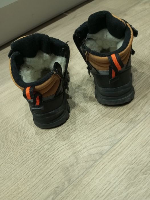 Buty chłopięce zimowe czarne z beżowymi wstawkami 24
