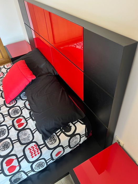 Cama casal c/ estrado + colchão + 2 mesas de cabeceira