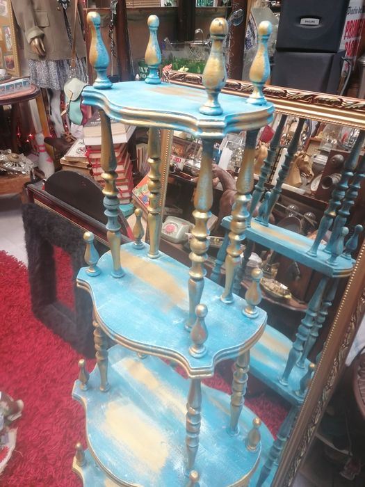 Estante em tons de azul e dourado