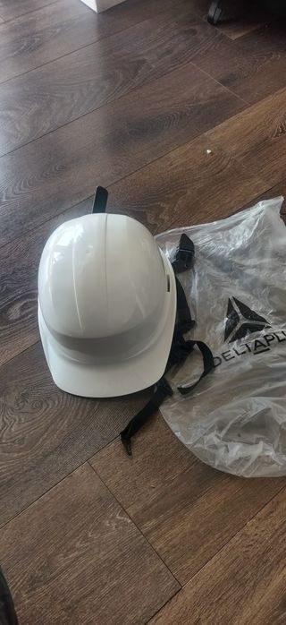 Capacete, luvas, fio de aço suspenso