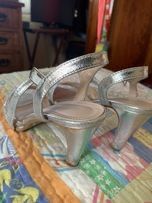 Sandálias salto alto prateadas 37 com fivela e brilhantes