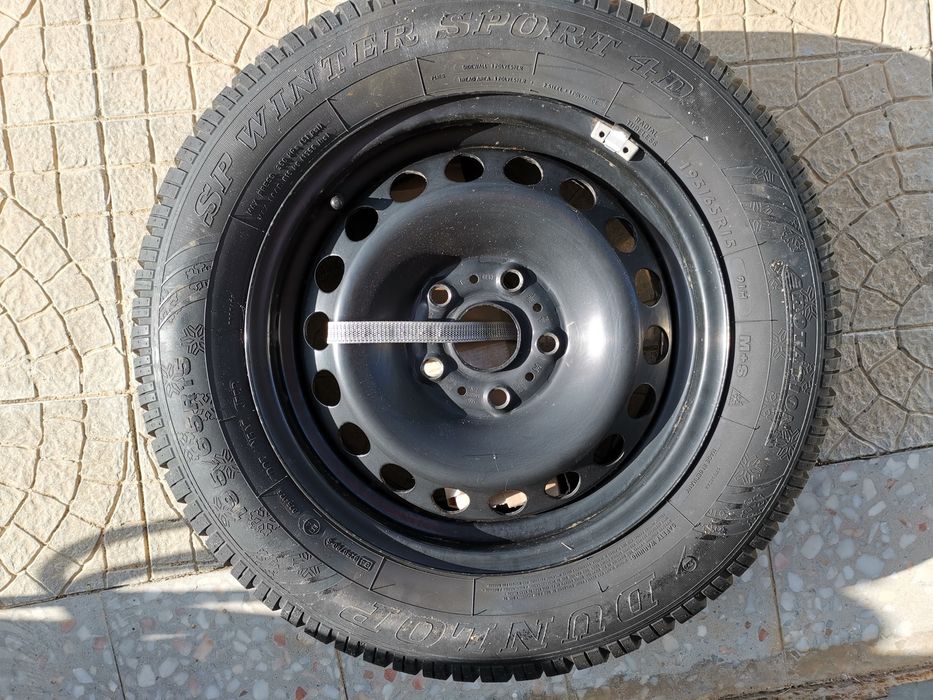 Pneu Dunlop sobresselente + Macaco