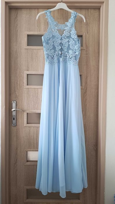 Elegancka sukienka wieczorowa w kolorze błękitnym