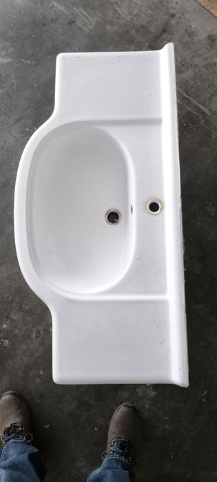 Lavatório de casa de banho em bom estado