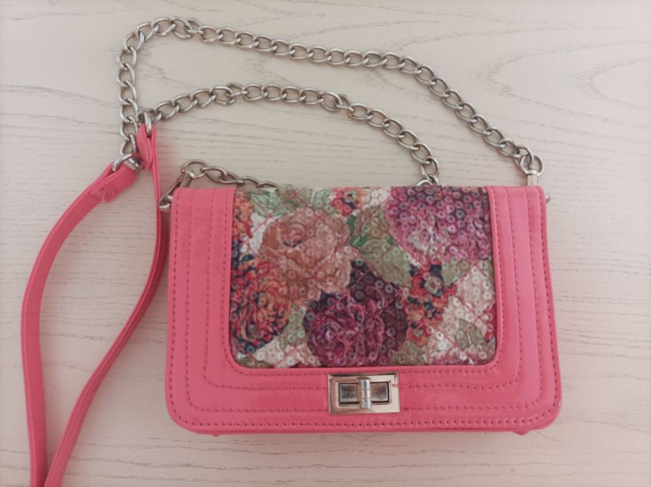 Рожева сумка кросбоді, з квітковим орнаментом