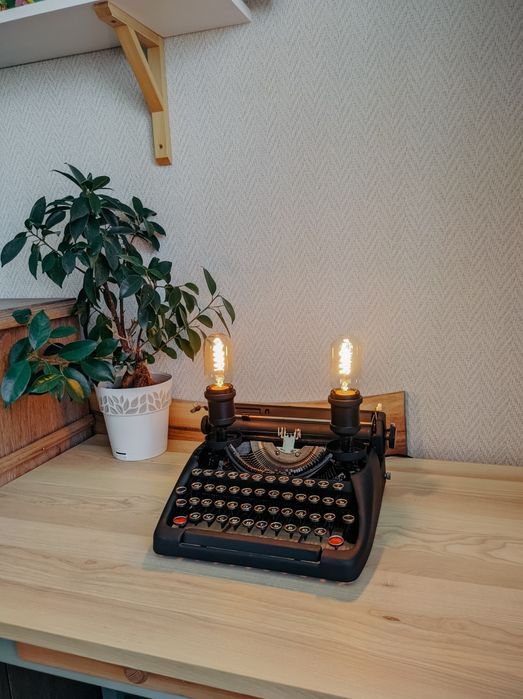 Настільна лампа з друкарської машинки