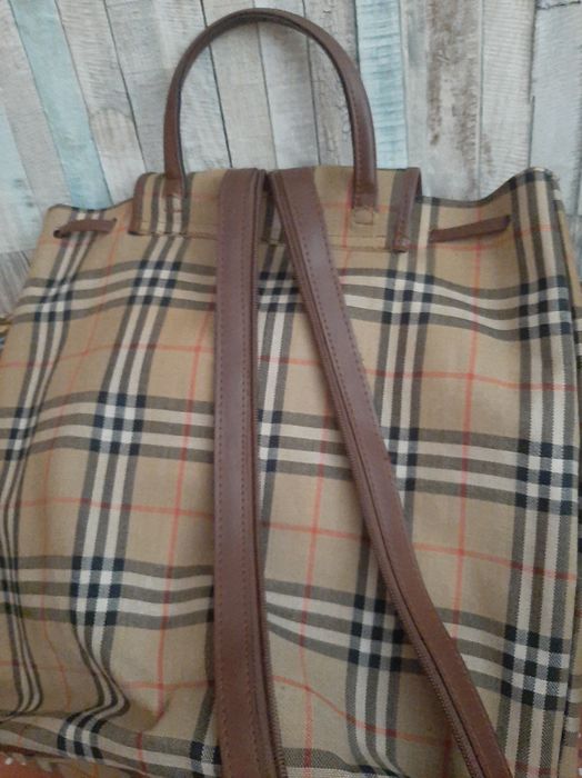 Mochila de lona aos quadrados.