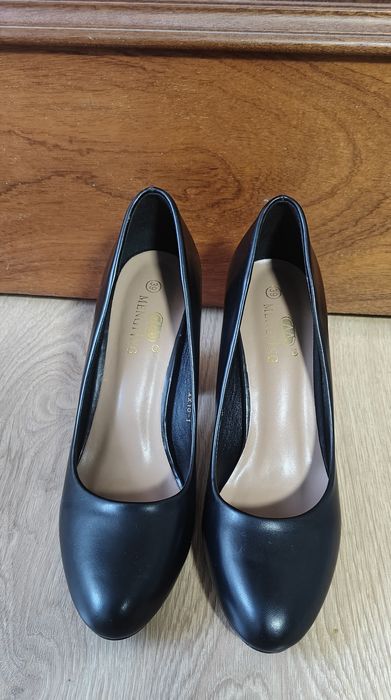 Чорні туфлі з каблуком