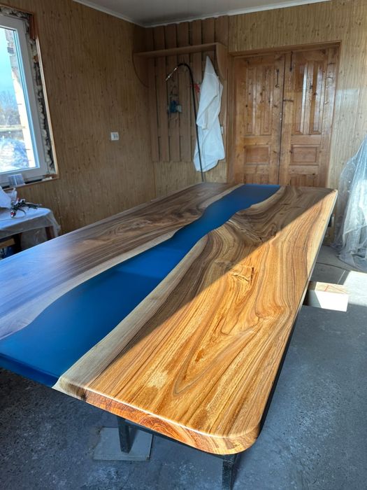 Стіл горіх,ебоксидна смола Новий