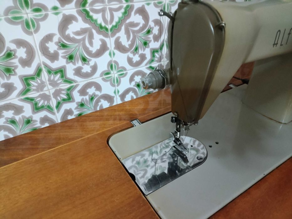 Máquina de costura Alfa anos 70 com móvel e pedal – a funcionar