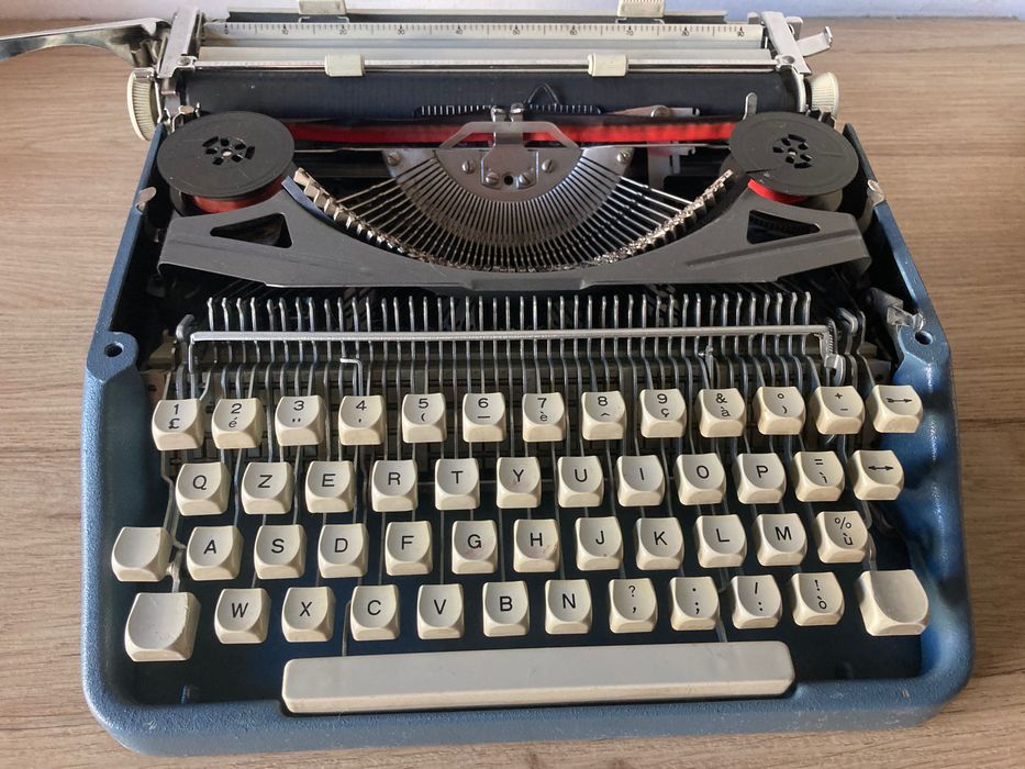 Máquina de escrever ** Antares