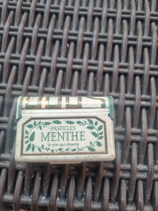 Vintage mini lata de comprimidos