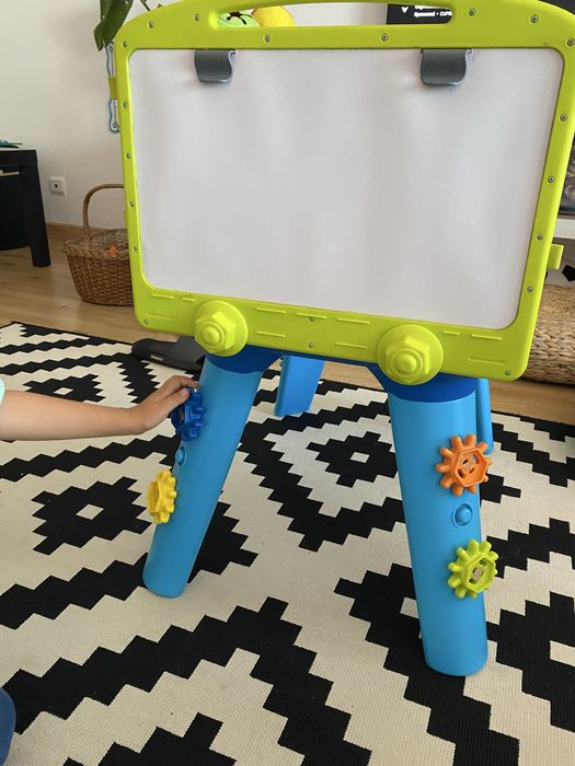 Curiosity table little baby einstein