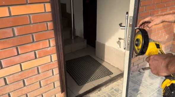 Ремонт замков/замена МДФ накладок. Ремонт  дверей/оббивка кожвинил.