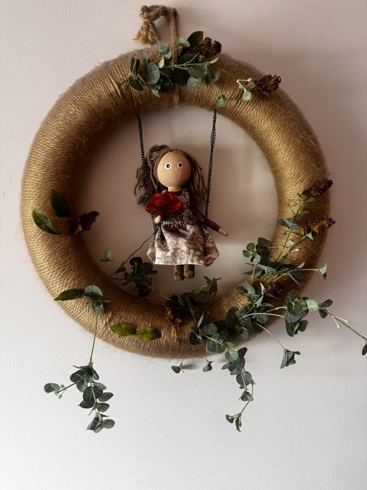 Guirlanda Artesanal com Boneca no Baloiço