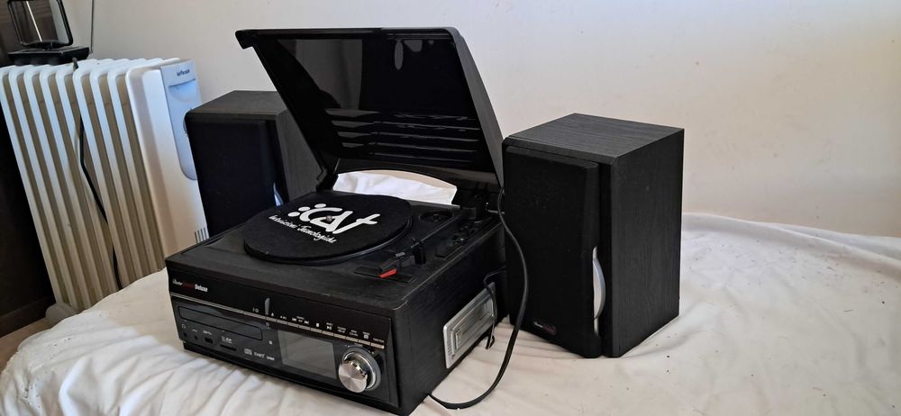 Aparelhagem gira discos .