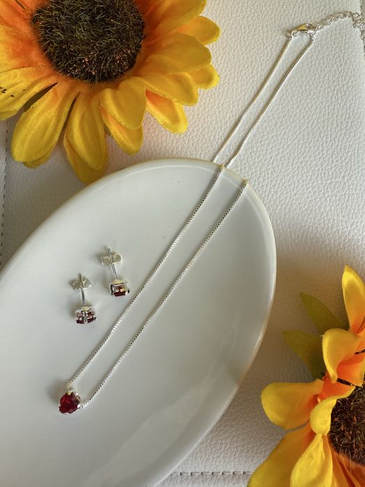 Conjunto mini coracao com pedras vermelhas folheado prata