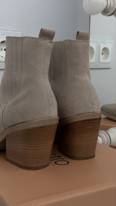 Короткі замшеві ковбойки estro