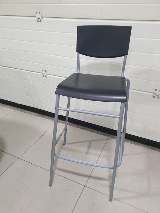 Cadeira alta de cor preto