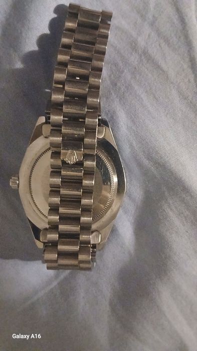 Relógio marca Rolex de pulso à trabalhar