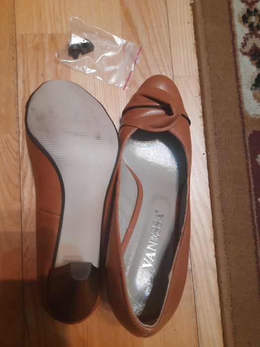 Buty na obcasie Vanessa Tanio