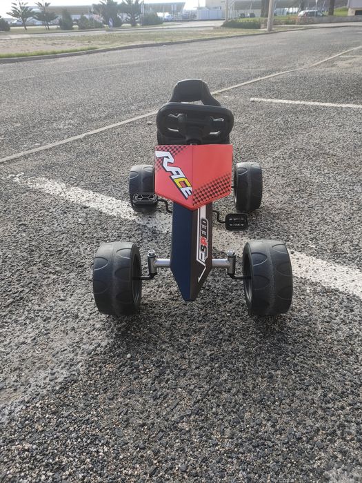 Carrinho de criança a pedais