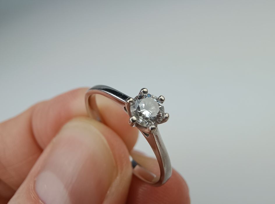 Złoty pierścionek z brylantem.