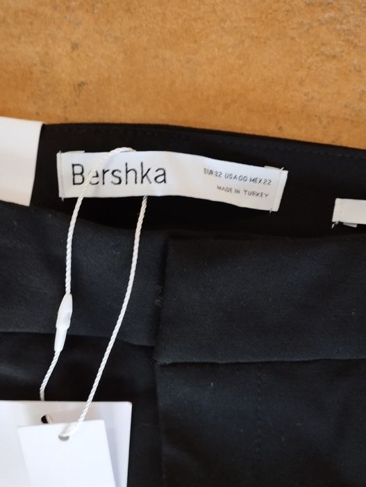 Calças pretas Bershka com etiqueta