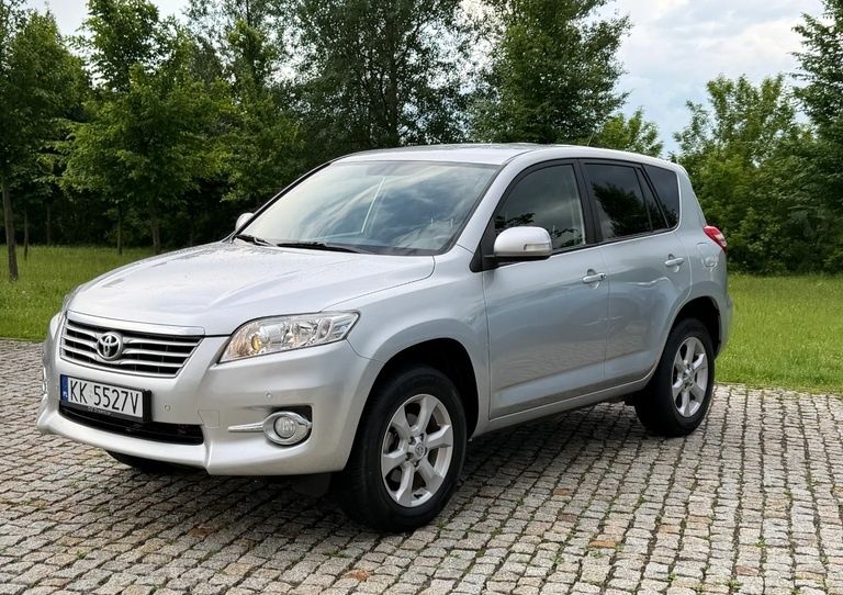 Toyota RAV4 2011 год  2.0 дизель